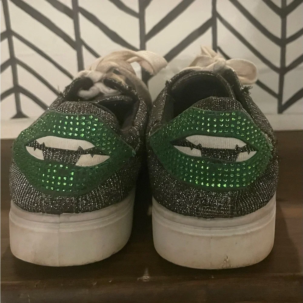 Bamboo‎ metallic silver shoes with green lips shoes